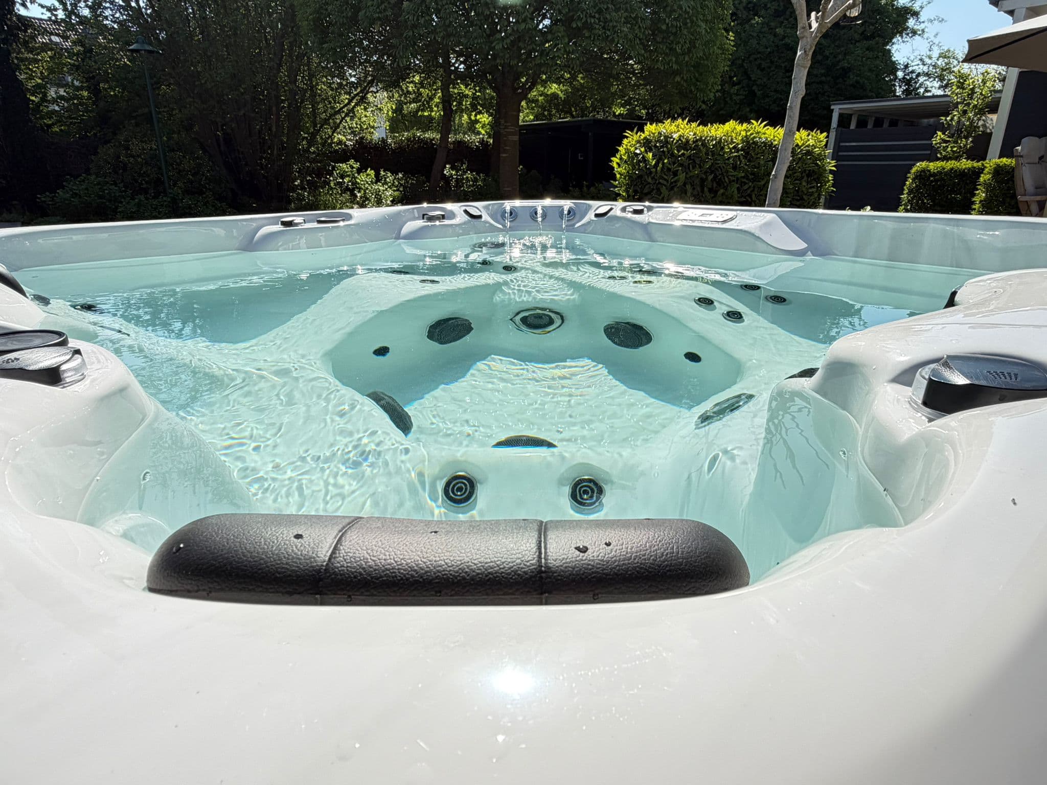 Earth Spas Whirlpool im Garten