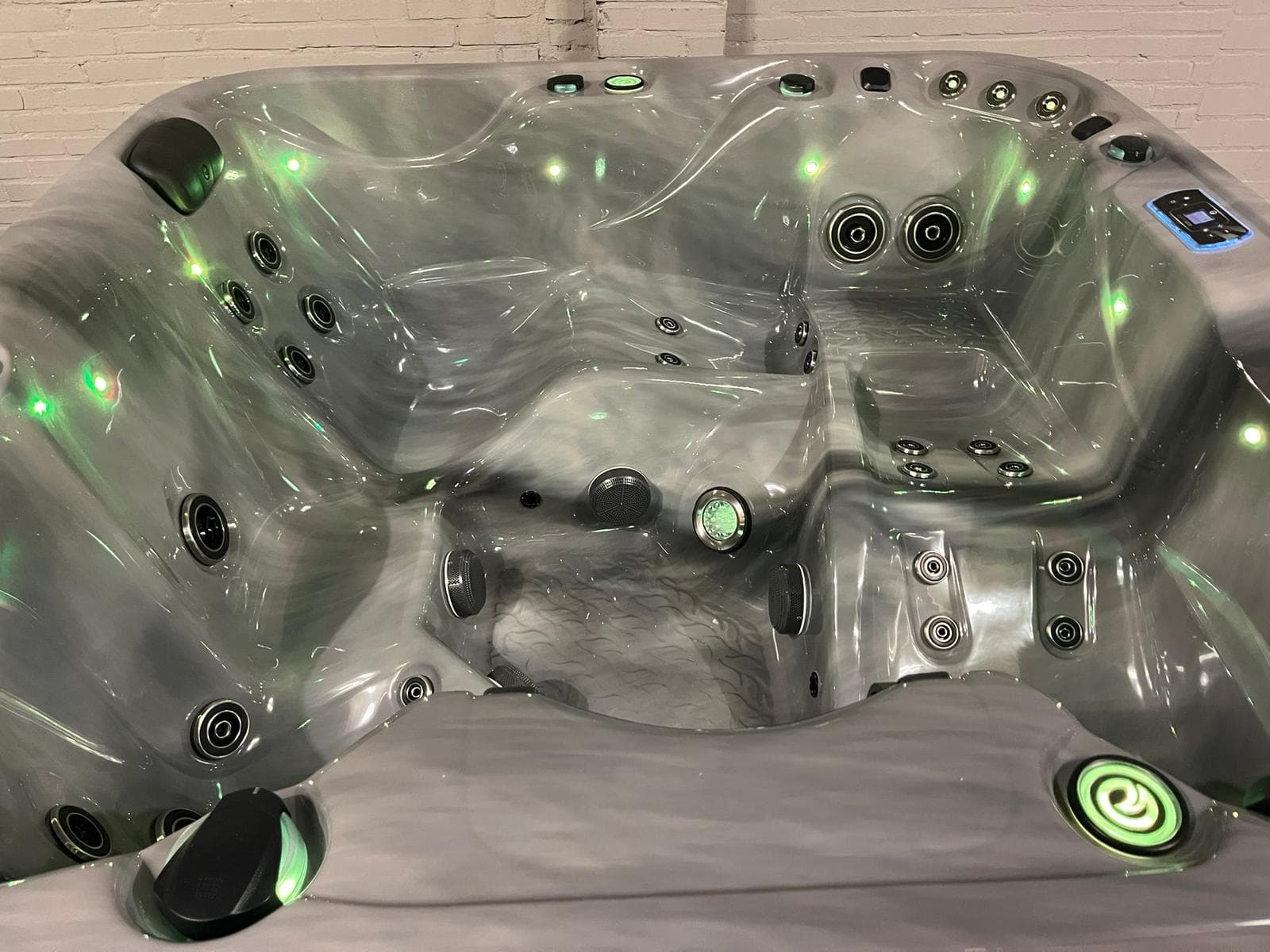 Whirlpool im Earth Spas Showroom Venlo
