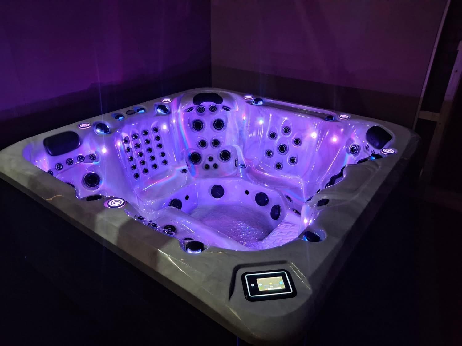 Whirlpool mit Beleuchtung im Showroom