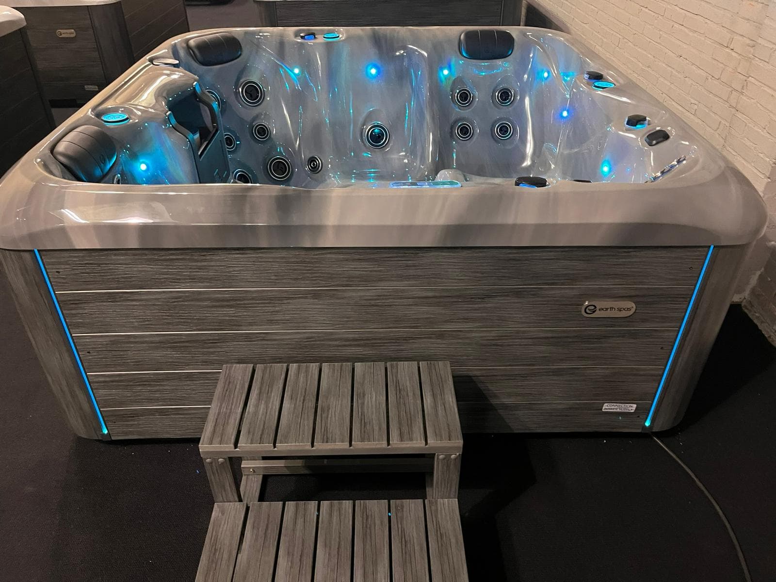 Premium Whirlpool im Earth Spas Showroom