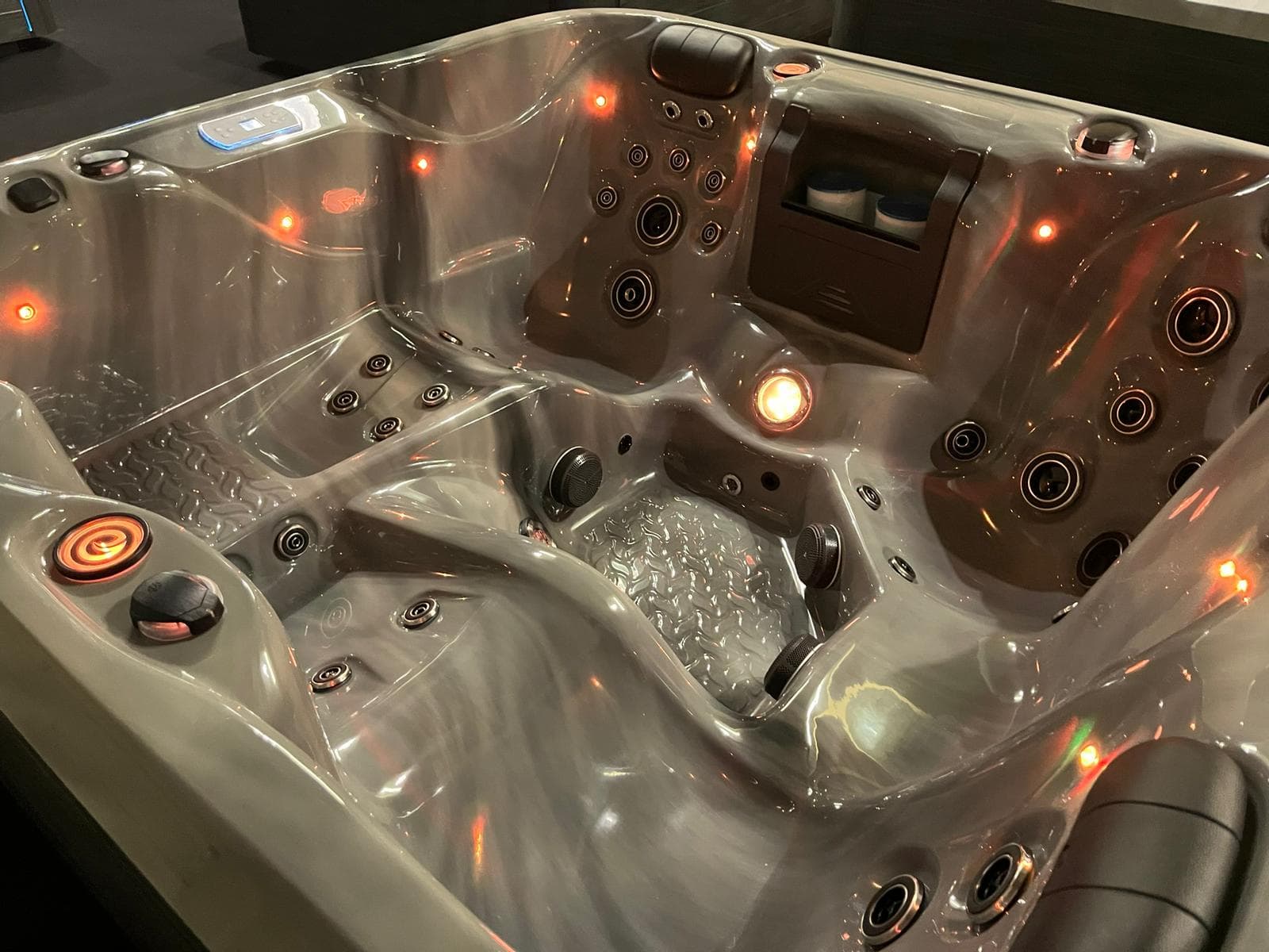 Großer Whirlpool mit farbiger Beleuchtung